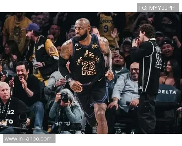 里夫斯谈詹姆斯传球与投篮的争议引发人们对球员选择的不同看法与评价